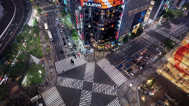 交通时间流逝，鸟瞰图的一个十字路口在银座，东京。