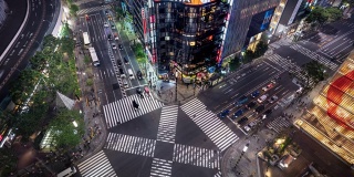交通时间流逝，鸟瞰图的一个十字路口在银座，东京。