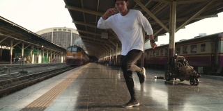 在火车站表演霹雳舞的年轻人