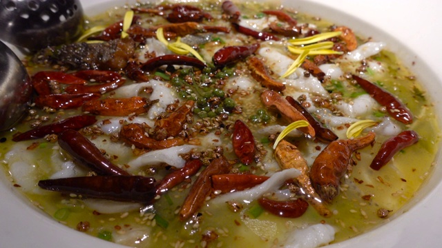中国菜:水煮鱼配酸菜辣椒