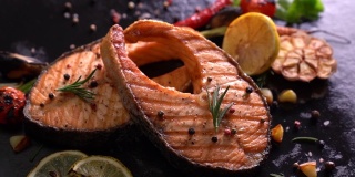 新鲜烤鲑鱼排配调味料和各种蔬菜