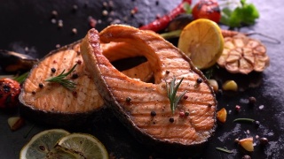新鲜烤鲑鱼排配调味料和各种蔬菜视频素材模板下载