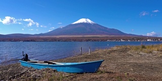 美丽的富士山与枫树在秋天的日本