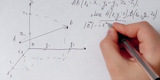 在纸上写数学公式。数学家的工作。