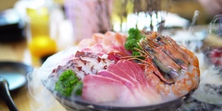 Ikizukur生鱼片与干冰在日本餐厅。