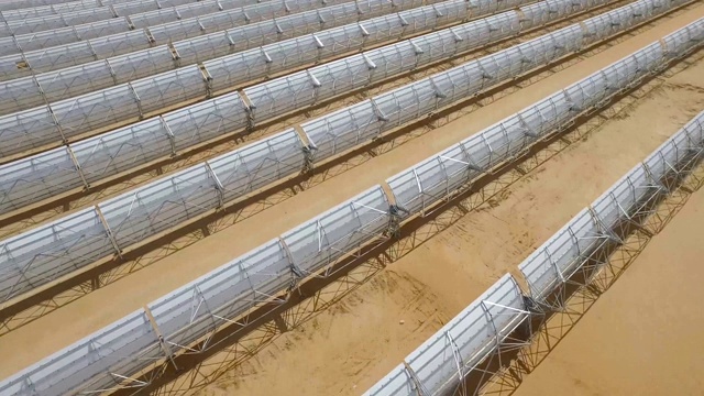 无人机拍摄的太阳能电池板农场。太阳能电池板航空飞行可再生能源