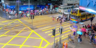 在雨天，港岛中区人群过马路的延时图
