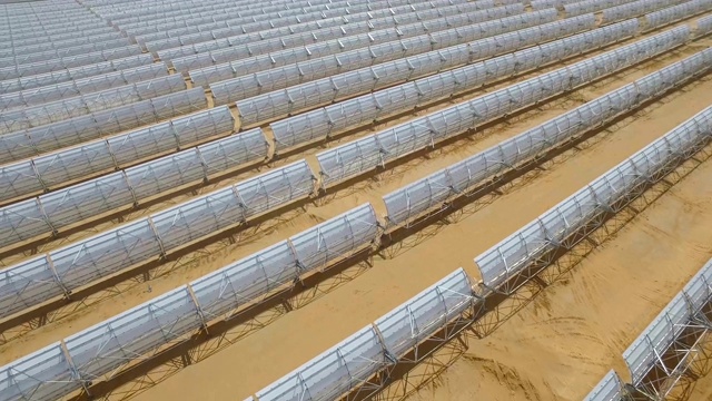 无人机拍摄的太阳能电池板农场。太阳能电池板航空飞行可再生能源