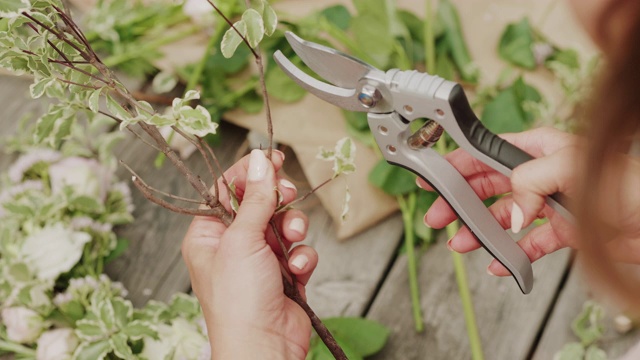 在瑞典的仲夏，一名妇女正在制作花冠