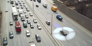 高速空中拍摄黑色自动驾驶汽车在高速公路上行驶