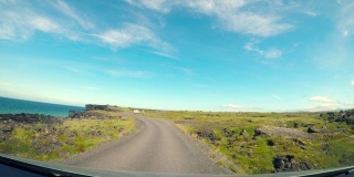 冰岛西部海岸路线的场景POV，在冰岛的道路上驾驶汽车的观点，从汽车前窗的观点，假日公路旅行的概念