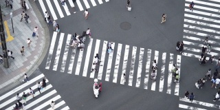 日本东京银座，人群穿过斑马线。
