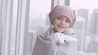 癌症的快乐女孩靠在窗户上视频素材模板下载