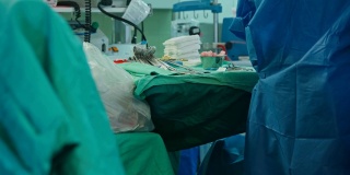 医生从手术台上拿起手术设备