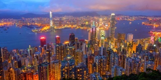时光流逝从白天到夜晚香港天际线电影和在香港太平山顶移动的云