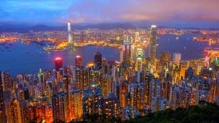 时光流逝从白天到夜晚香港天际线电影和在香港太平山顶移动的云视频素材模板下载