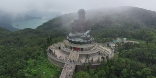 多雾多云的大佛无人机电影，昂坪360，香港