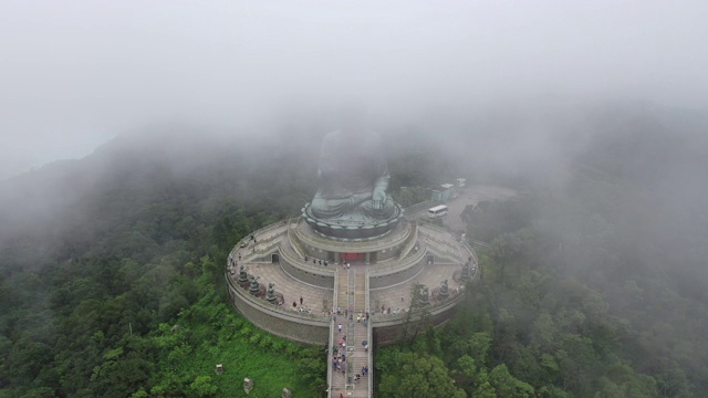 多雾多云的大佛无人机电影，昂坪360，香港