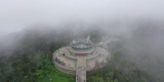 多雾多云的大佛无人机电影，昂坪360，香港