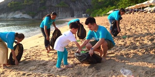 一群年轻的志愿者帮助保持自然清洁，并在沙滩上捡拾垃圾。