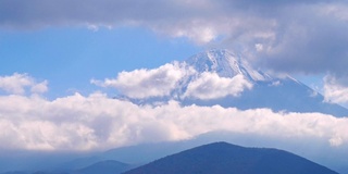 美丽的富士山与枫树在秋天的日本