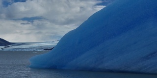 乌普萨拉冰川前有大块浮冰