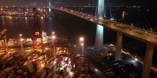 香港货柜码头及昂船洲大桥的交通车辆及货柜船坞的无人机电影