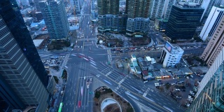 韩国首尔市夜间的交通状况。