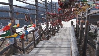 西藏经幡经幡旗石卡雪山，在香格里拉，中国云南视频素材模板下载