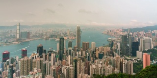 从白天到晚上，从空中俯瞰中国香港维多利亚港的市区交通