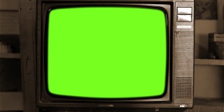 80年代的绿色屏幕电视。深褐色的基调。