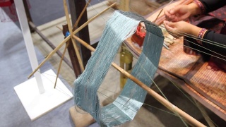 泰国最好的蚕丝是手工编织的，蚕茧是蚕制品视频素材模板下载