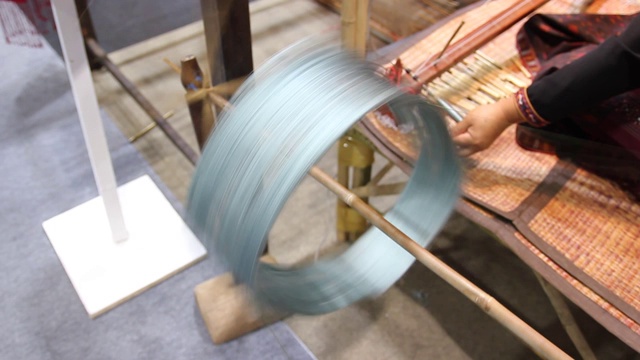泰国最好的蚕丝是手工编织的，蚕茧是蚕制品
