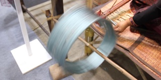 泰国最好的蚕丝是手工编织的，蚕茧是蚕制品