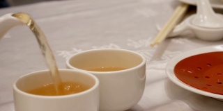 中国餐馆里人们倒热茶的动作