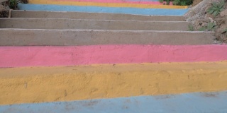 走上色彩缤纷的户外楼梯