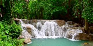 美丽的瀑布是泰国北碧省四面湾国家公园的花湄卡明瀑布。