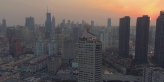 夕阳下的上海天际线。黄埔的城市。中国鸟瞰图