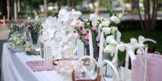 婚礼装饰用各种花束放在户外的桌子上。