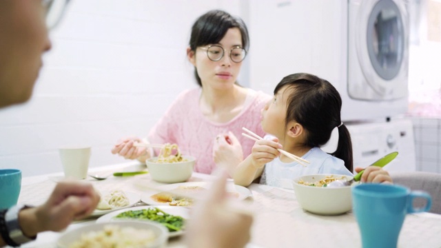 台湾家庭在家里吃午饭