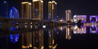 三亚市夜景时间，灯火通明的滨江公寓楼全景4k中国海南