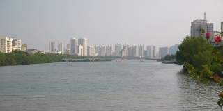 三亚市阳光灿烂的日子，江边大桥全景4k海南中国