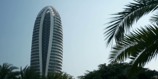 阳光明媚的三亚市著名的酒店度假建筑外观上看慢镜头全景4k中国海南