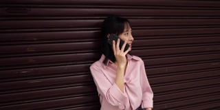 年轻的台湾女子在户外打电话