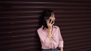 年轻的台湾女子在户外打电话视频素材模板下载