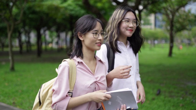 春天的一天，欢快的学生们在公园里散步