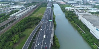 无人机的高速公路多层次交叉道路与移动的汽车在日落。汽车在多层路口行驶，是城市的概念。苏州城市,中国。