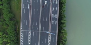 无人机的高速公路多层次交叉道路与移动的汽车在日落。汽车在多层路口行驶，是城市的概念。苏州城市,中国。
