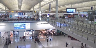 香港国际机场候机大厅的候机人员每年接待超过7000万人次的旅客。