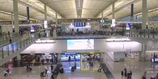 香港国际机场候机大厅的候机人员每年接待超过7000万人次的旅客。